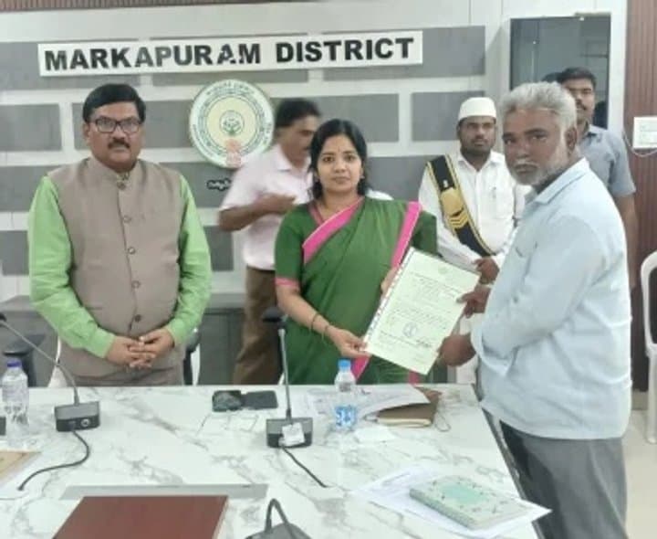 వెలుగొండ బాధితులకు ఇళ్ల పట్టాల పంపిణీ