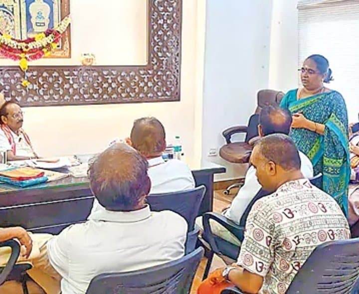 దుర్గగుడిలో చీరల వివాదం
