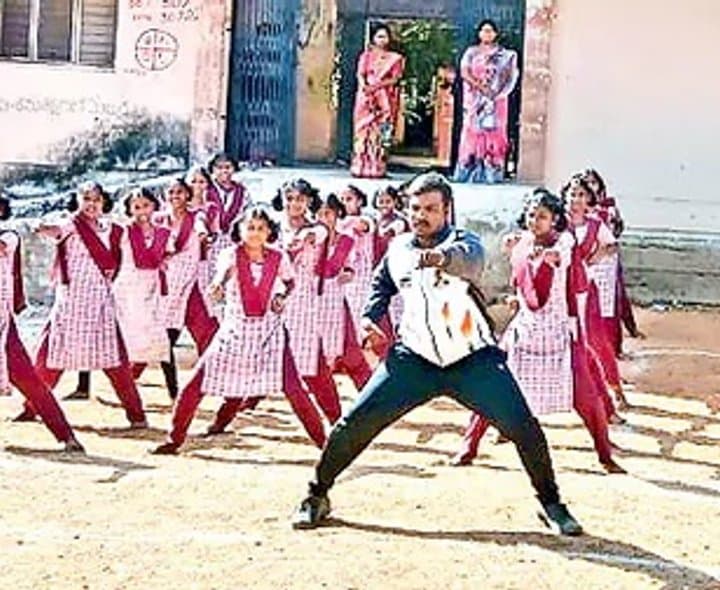 పీఎం శ్రీ బాలికలకు కరాటే శిక్షణ