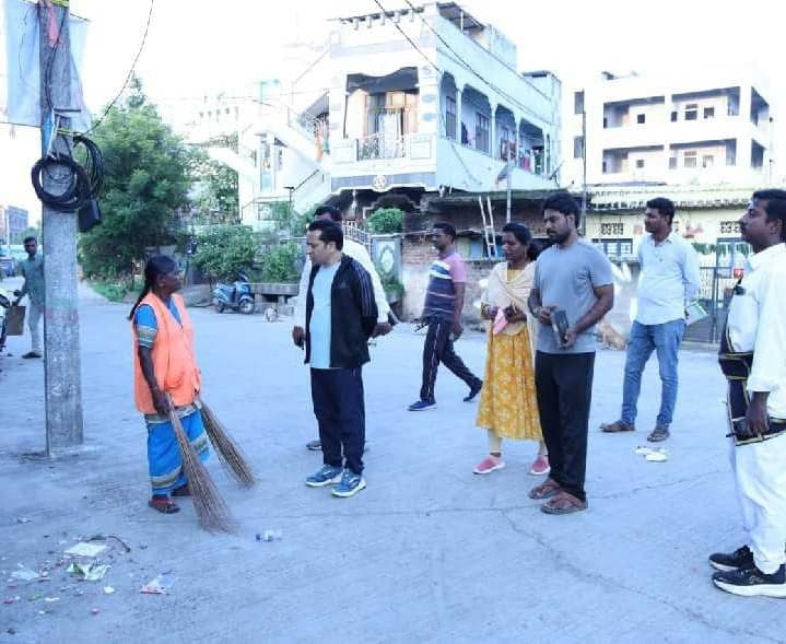పారిశుద్ధ్య పనులను పరిశీలించిన కమిషనర్ - Udayam