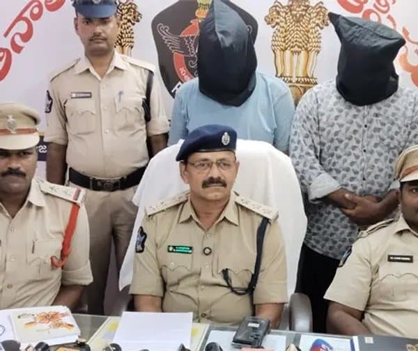 తెనాలిలో నకిలీ పోలీసుల అరెస్ట్