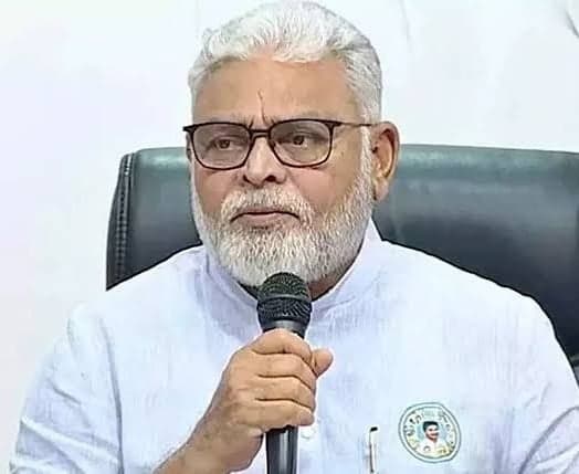 పవన్‌ కల్యాణ్‌ రాజకీయాల్లో ఉన్నాడా?: అంబటి రాంబాబు