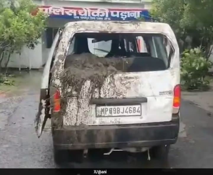 వాగులో కొట్టుకుపోయిన వ్యాన్‌.. 9 మంది మృతి