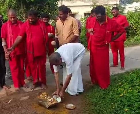 నర్సీపట్నంలో సీసీ రోడ్లకు శంకుస్థాపన - Udayam