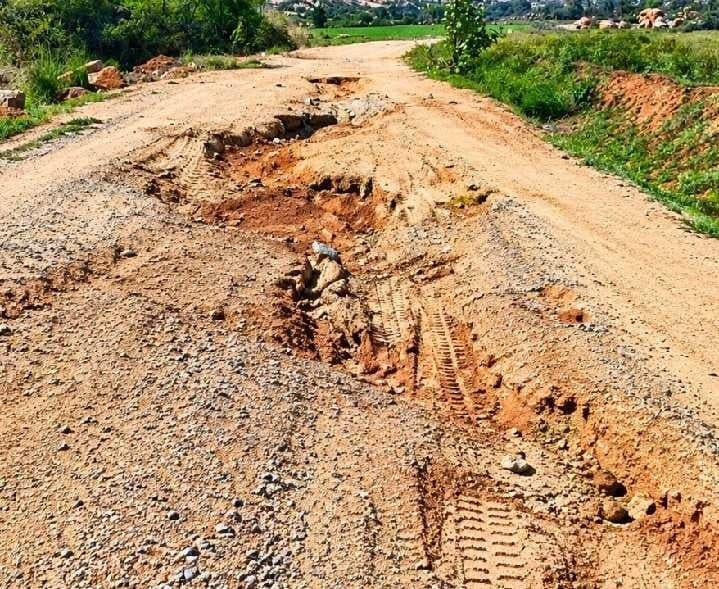 గుట్టకిందపల్లిలో అధ్వానంగా మట్టి రోడ్డు - Udayam