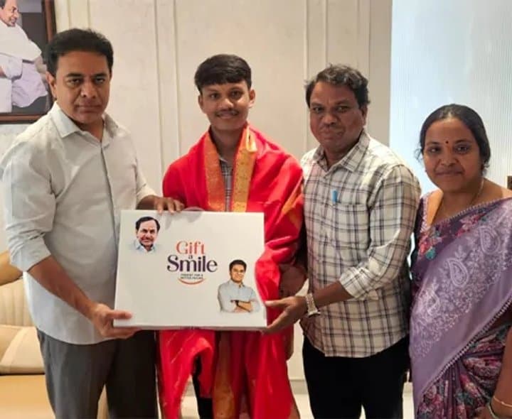 ఐఐటీ విద్యార్థి అభినవ్‌కు ల్యాప్‌టాప్ అందించిన కేటీఆర్