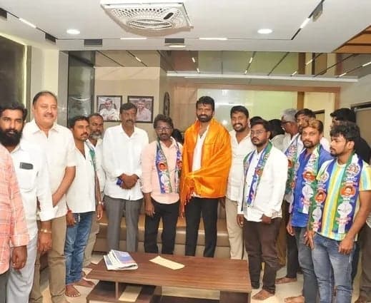 నెల్లూరులో వైసీపీలో చేరిన 20 కుటుంబాలు