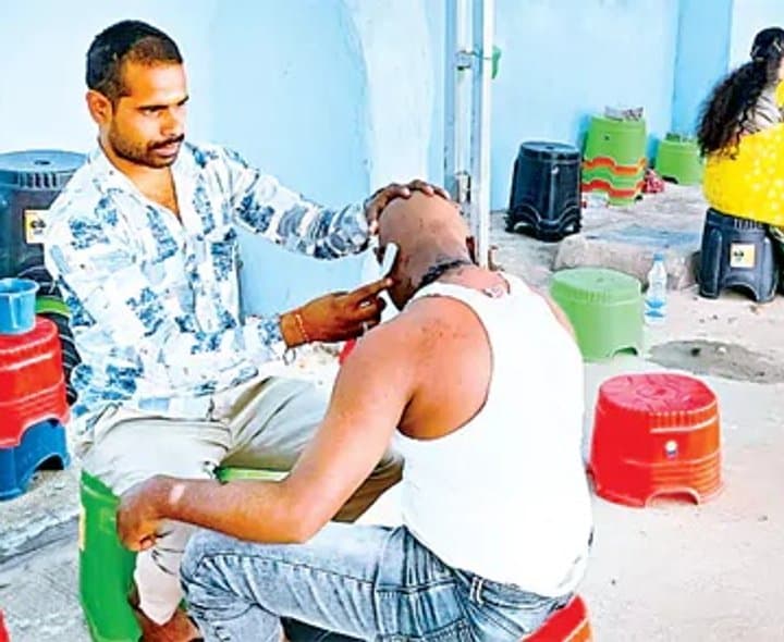 వేములవాడ కల్యాణ కట్టలో అదనపు వసూళ్ల ఆరోపణలు