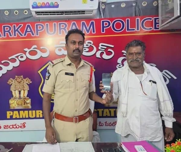 పోగొట్టుకున్న ఫోన్ బాధితుడికి చేర్చిన పోలీసులు - Udayam Digital