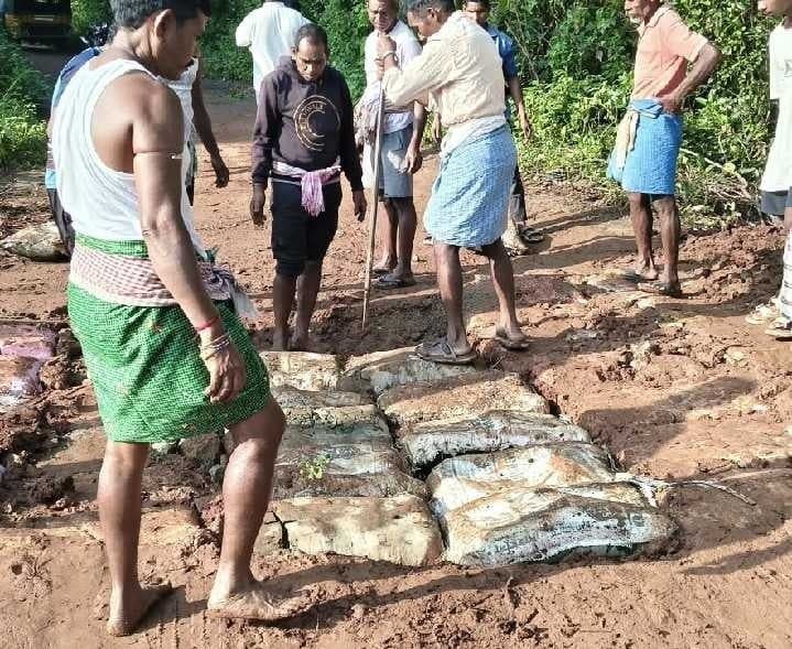 కల్వర్టు గుంతకు తాత్కాలిక పూడ్చివేత - Udayam