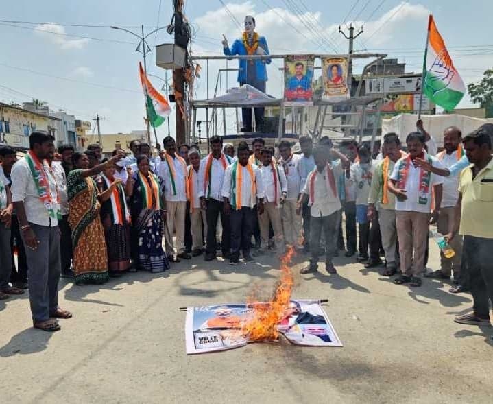మోత్కూరులో ఓట్ల అంశంపై కాంగ్రెస్ నిరసన - Udayam