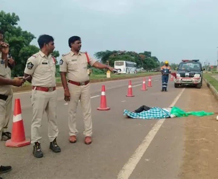 బొలెరో బోల్తా.. ఒకరి మృతి