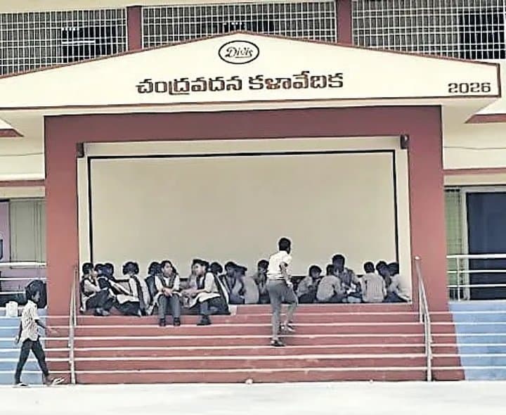 కొత్త హంగులతో చంద్రంపాలెం బడి - Udayam