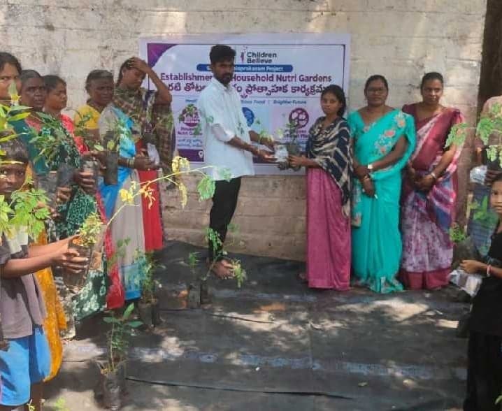 కొమరోలులో పోషక మొక్కల పంపిణీ - Udayam
