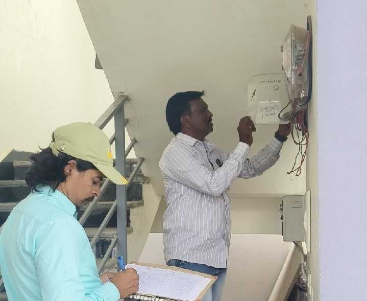 వంగూరులో విద్యుత్ మీటర్ల తనిఖీ - Udayam
