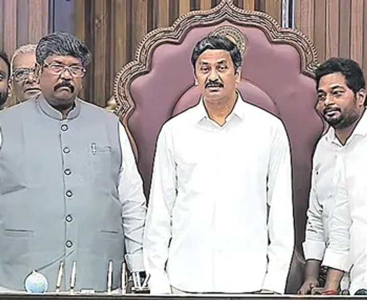 మండలిలో వైకాపా నినాదాల హోరు