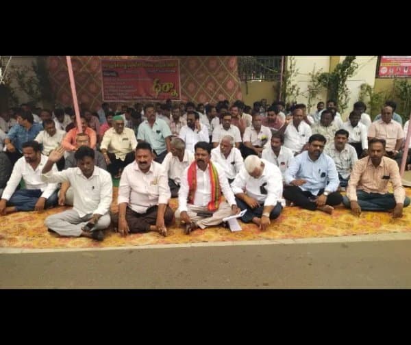 కడప కలెక్టరేట్ ఎదుట దస్తావేజు లేఖరుల ధర్నా