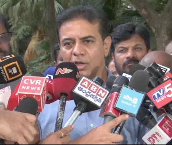 సీసీఐ పునరుద్ధరణపై కేటీఆర్ వినతి