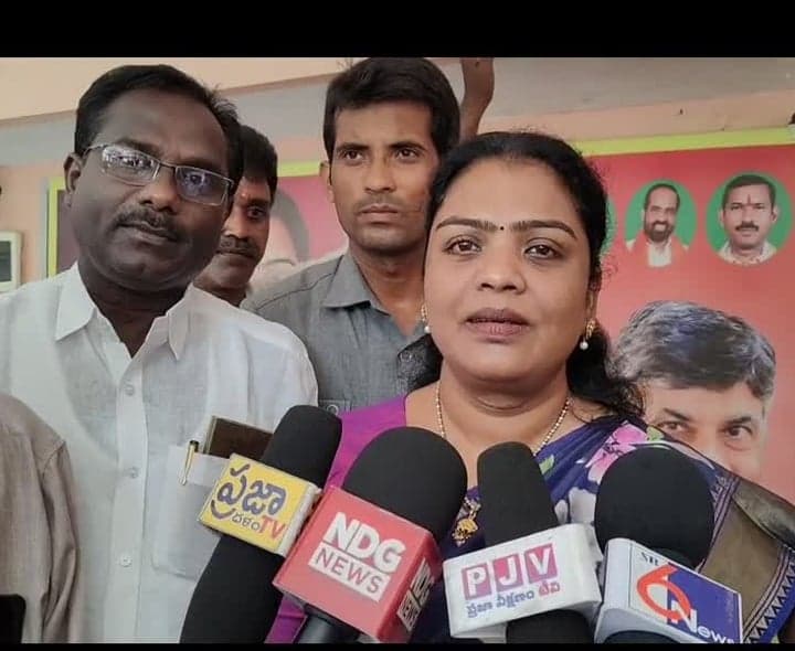 నందిగామలో రూ.1.13 కోట్ల CMRF చెక్కులు - Udayam