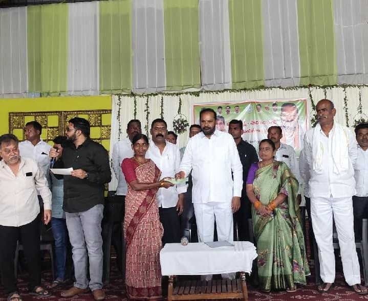 140 మందికి కళ్యాణలక్ష్మీ చెక్కుల పంపిణీ - Udayam