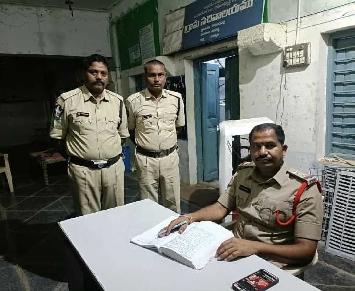 గోవిందపల్లి పికెట్‌ను తనిఖీ చేసిన ఎస్‌ఐ - Udayam