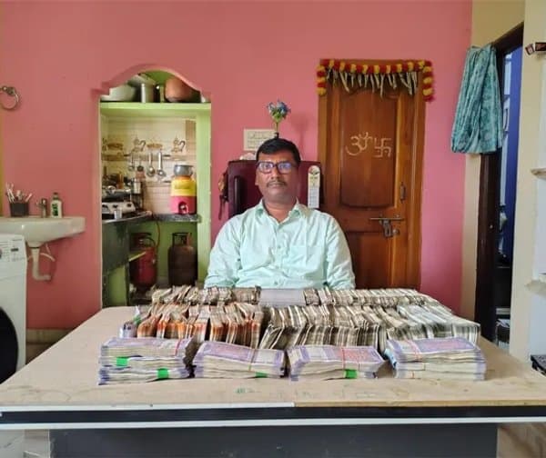 లంచం తీసుకుంటూ ఏసీబీకి చిక్కిన ఏఈ