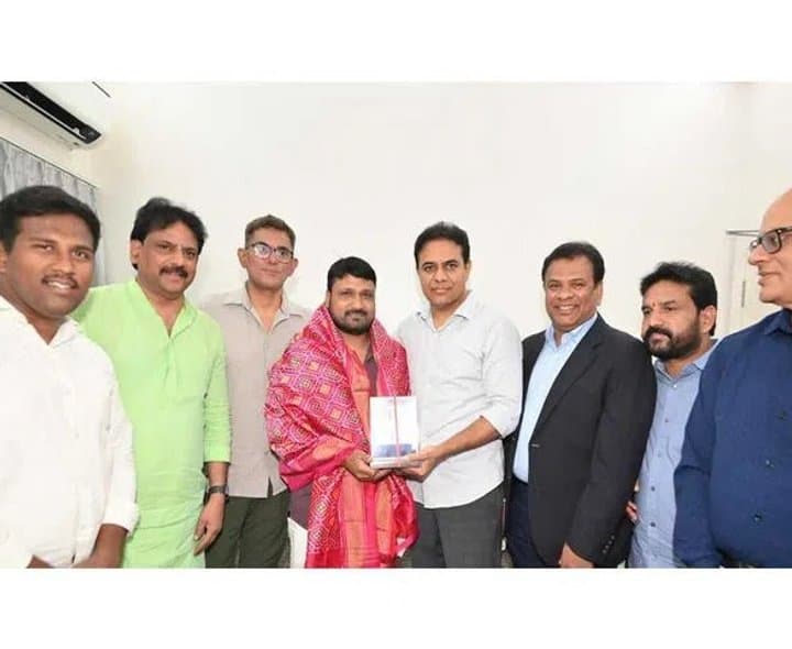 రహ్మత్ పాషాను సన్మానించిన కేటీఆర్