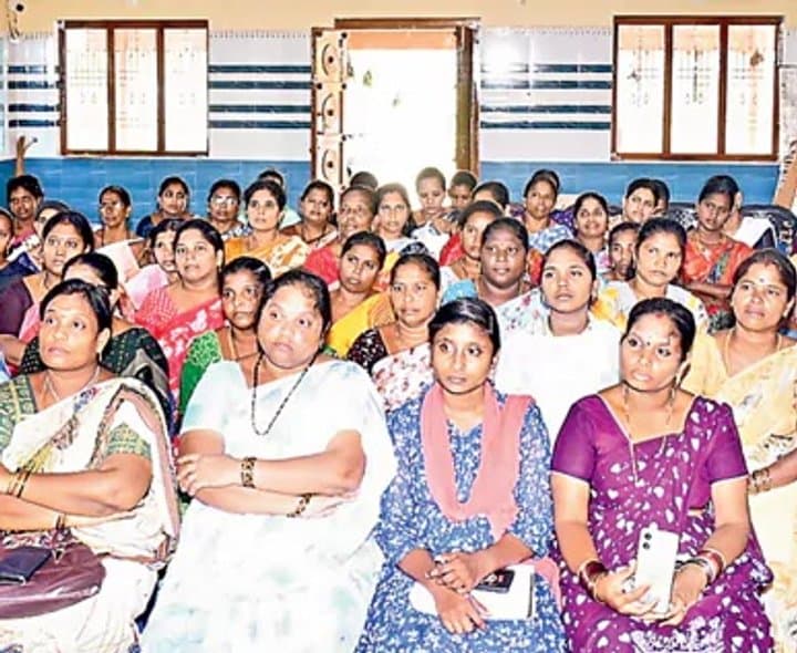 ఎస్‌హెచ్‌జీ రుణాలపై సేవా రుసుముల రద్దు