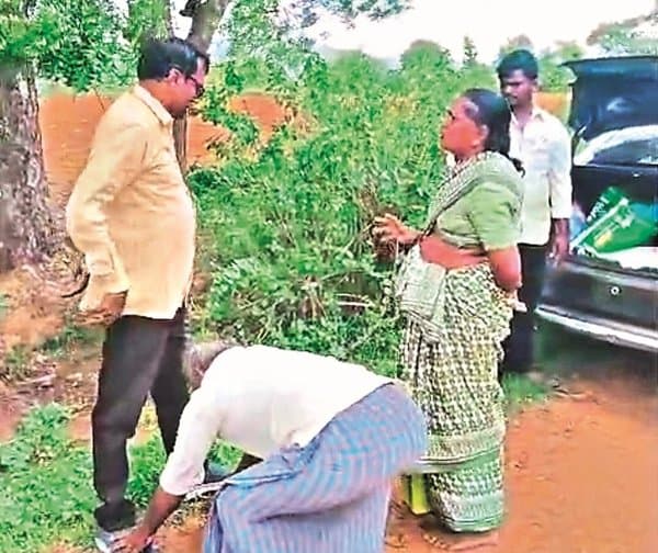 రూ.35 లక్షల రుణానికి రైతు భూమి కబ్జా యత్నం