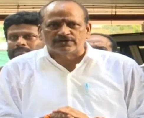 పోలీసు అధికారులపై ఫిర్యాదు