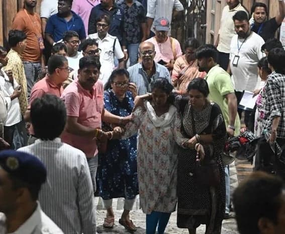 కోల్‌కతాలో తొక్కిసలాట... 19 మంది మృతి - Udayam