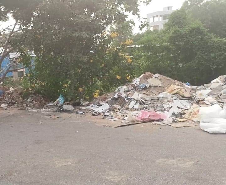 కొత్తకోట రహదారిపై నిర్మాణ వ్యర్థాలు - Udayam