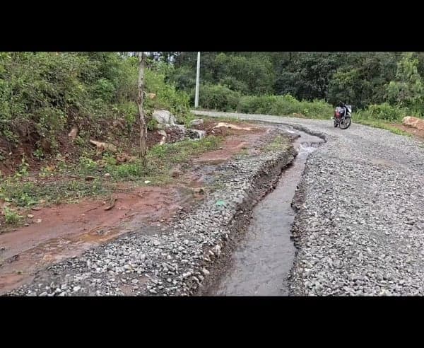 నిర్మాణంలోనే దెబ్బతిన్న దొడ్డిపల్లి రోడ్డు - Udayam