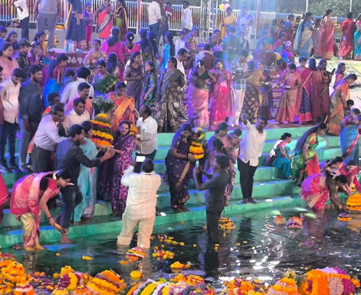 రంగధాముని చెరువు వద్ద బతుకమ్మ సంబరాలు - gallery image 2