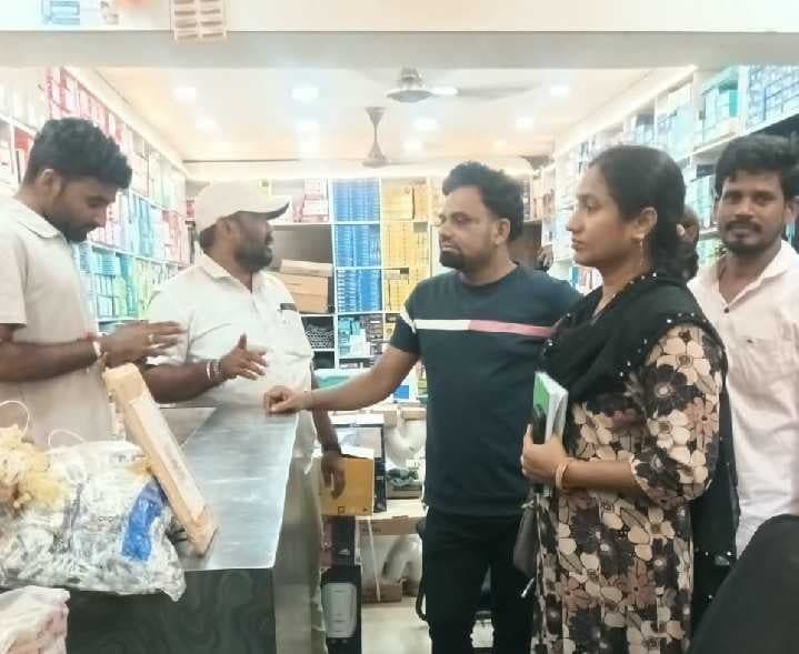 మాధవధారలో ప్లాస్టిక్‌ కవర్ల వాడకం.. జరిమానా - Udayam