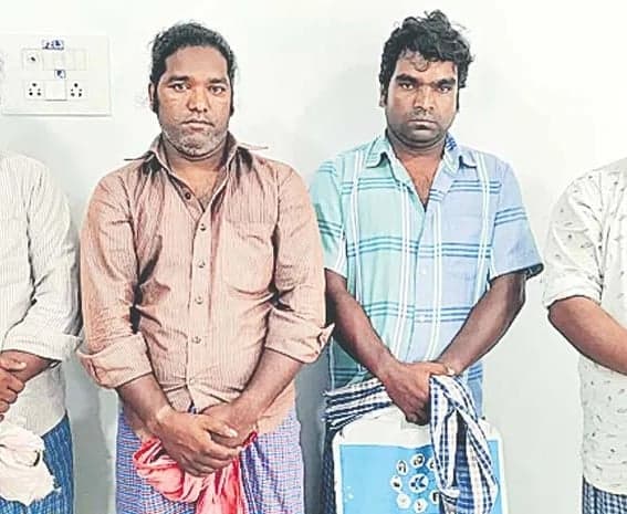 హిజ్రాల వేషంలో నకిలీ వసూళ్లు - Udayam