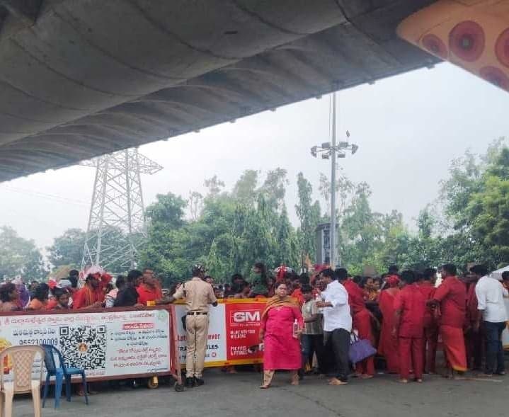 విజయవాడ రథం సెంటర్‌లో భవానీల రద్దీ - Udayam