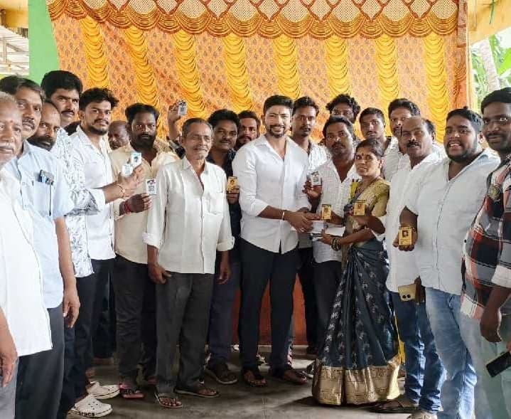 గొల్లవిల్లిలో వైసీపీ శ్రేణులకు ఐడీ కార్డుల పంపిణీ - Udayam