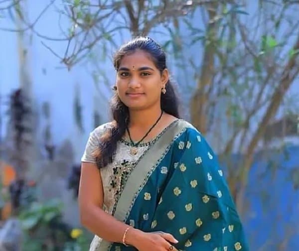 యువతి ఆత్మహత్య: సూసైడ్ నోట్ లభ్యం