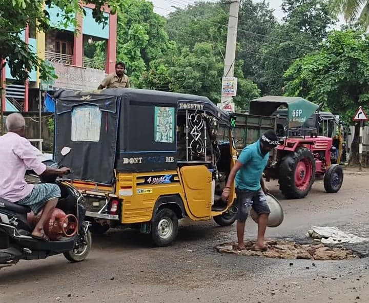 గోకవరం ప్రధాన రోడ్డుపై భారీ గొయ్యి - Udayam