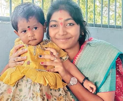 లారీ రూపంలో మృత్యువు.. చిన్నారి మృతి