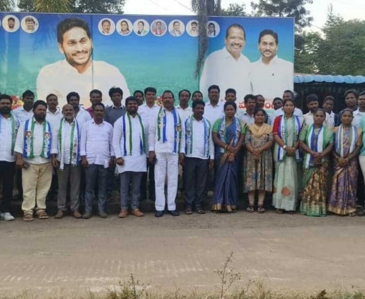 వైసీపీ అభ్యర్థులతో ఎమ్మెల్యే భేటీ - Udayam