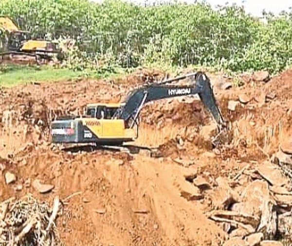 అక్రమ మట్టి తవ్వకాలపై అధికారుల చర్యలు