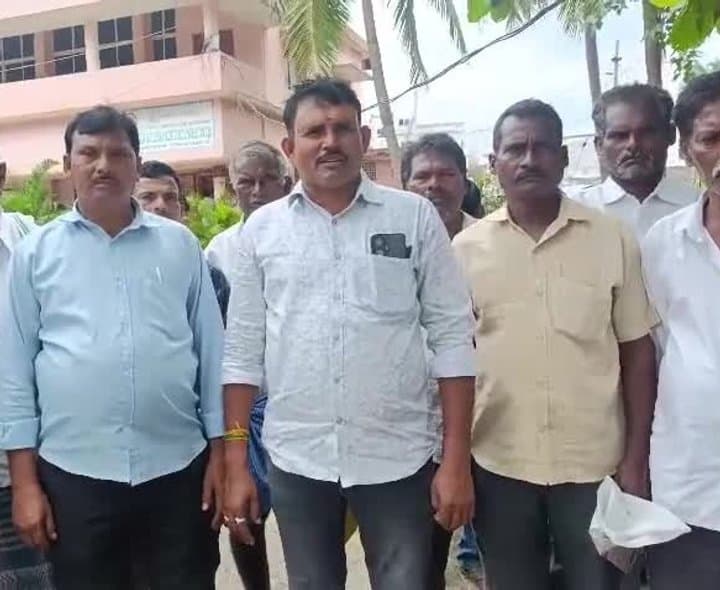 భూముల కోసం రైతుల ఆందోళన
