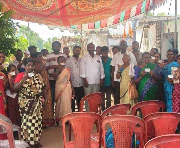 అర్హులకు స్మార్ట్‌ రేషన్‌ కార్డుల పంపిణీ - Udayam