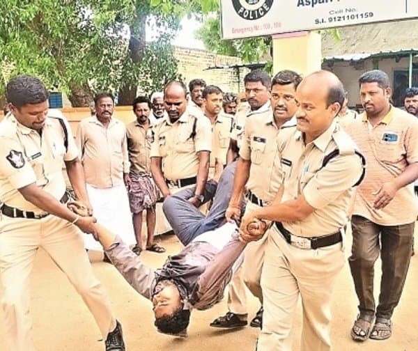పోలీస్‌స్టేషన్ ఎదుట మాజీ క్లర్క్ ఆత్మహత్యాయత్నం