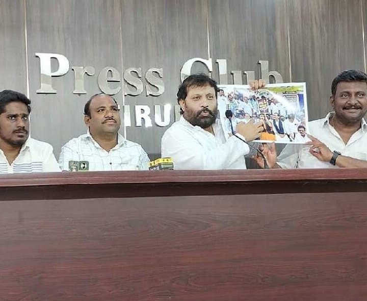 డీఎస్సీ నిరసనల్లో వృద్ధులు: కిరణ్‌ రాయల్‌