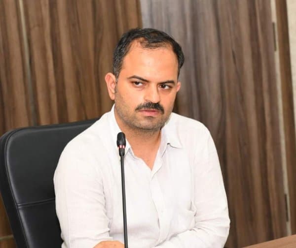 ఓటర్లకు చెత్త వాహనాలతో చై