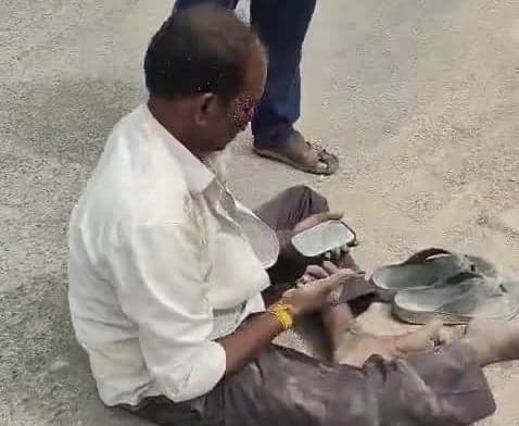 రోడ్డుపై ఇసుకతో ప్రమాదం.. రైతుకు గాయాలు - Udayam