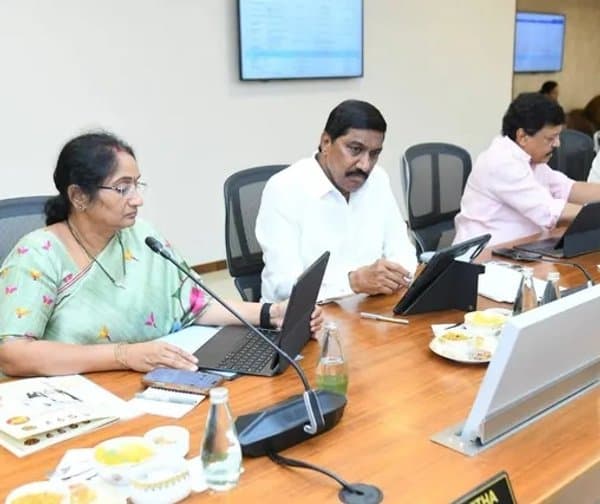 క్యాబినెట్ భేటీకి హాజరైన మంత్రి సవిత